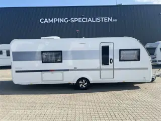 2023 - Adria Adora 613 UT    Adria Adora 613 UT – Komfort og teknologi i topklasse - Kan nu opleves hos Camping-Specialisten i Silkeborg - queensbed seng