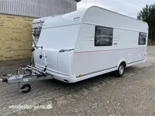 2021 - Hymer Eriba Exciting 471   Enkeltsenge i forreste del og siddegruppe bagerst