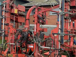 Becker 12 rækket såmaskine med udstyr til flydende gødning. Fronttank medfølger til prisen.