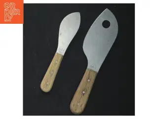 To oste-knive med træhåndtag