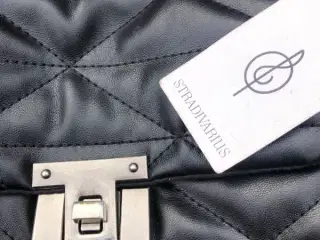 Sort SKULDERTASKE fra STRADIVARIUS