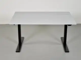 Holmris hæve-/sænkebord med grå laminat og kabelbakke, 120 cm.