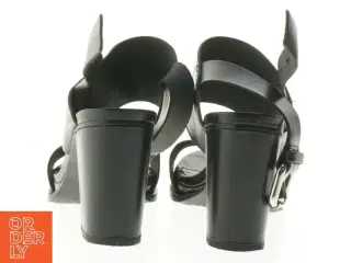 Sort sandal med hæl (str. 39 cm)