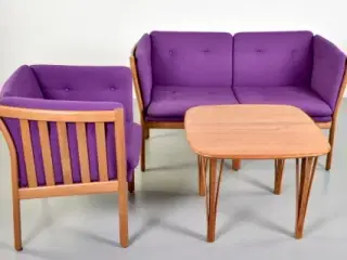 Loungesæt i kirsebær med sofa, stol og lille bord
