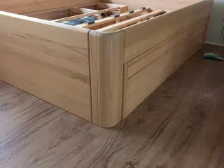 Jabo dobbeltseng med elevation og skuffer