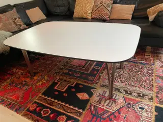 Sofabord i hvid kompakt laminat
