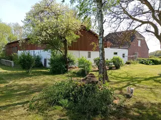 Velholdt hus i landlig idyl