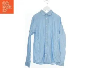 Lys blå skjorte fra Jack & Jones (str. 164)