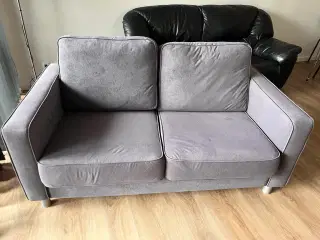 Grå 2 personers sofa.