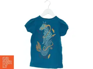 Blå t-shirt med havmotiv (str. 104)