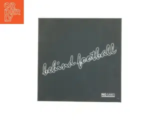 &#39;Behind Football&#39; fra NG Games (str. 30 x 30 x 8 cm)
