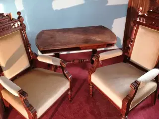 Antikke stole med bord