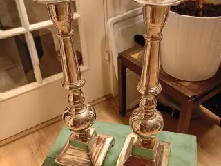 Høje smukke lysestager