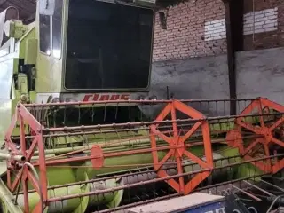 CLAAS 12 fods maskine som løbende er vedligeholdt.