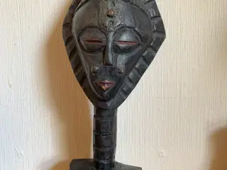 Håndskåret afrikansk figur