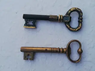 2 stk forskellige antikke nøgler 