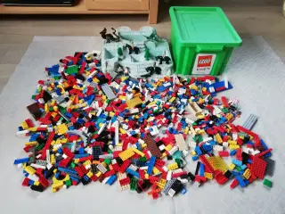 Lego blandet 2 kg, byggeplade og opbevaringskasse