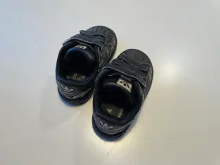 Adidas sneakers str. 20, drenge
