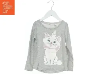 Grå bluse med katmotiv fra H&M (str. 110)