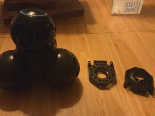 Wonder Workshop Cue Onyx robot - god stand