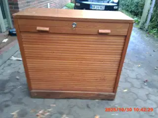 Jalousiskab med skuffer.