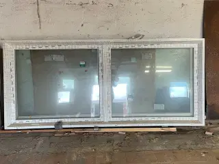 To Vinduer og en dør