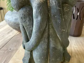 Skulptur i sten 24 cm høj med grøn patinering