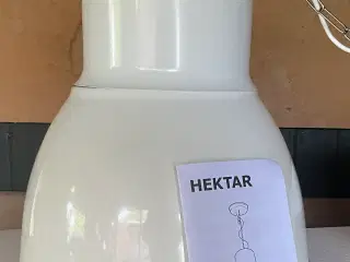 Store hvide loftslamper fra Ikea (Hektar)