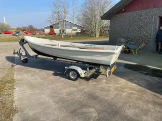 12 fods jolle med 15 hk Yamaha på trailer