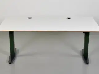 Hæve-/sænkebord fra duba b8 med hvid plade og grønt stel