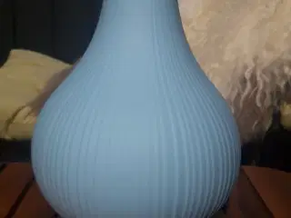 Smuk riflet vase, 20 cm høj