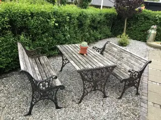 Gamle smedejerns havemøbler