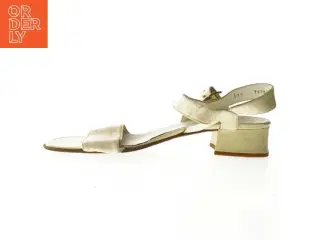 Brugte beige sandaler fra Bruno Magli (str. 37,5)