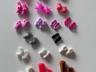 8x Barbie/dukker med 110x tilbehør og 2x heste