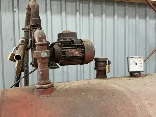 Dieseltank med pumpe