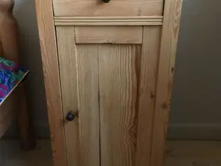 Sengeborde i fyrtræ