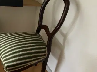 Flot gammel stol med broderet sæde.