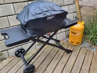 Gasgrill med cover og en fyldt 11 kg gasflaske