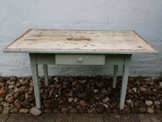 Antikt bord med skuffe i patina 