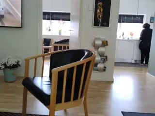 Hvile stol eg med sort kunst læder