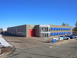 Højloftet lager med 2 store porte samt administration i 2 etager tæt på E20/E47 og Ring 4