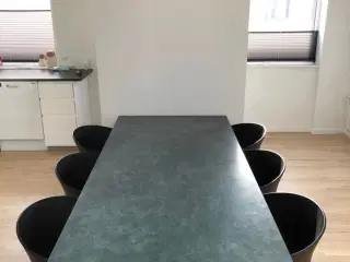 Spisebord lavet af italiensk klinke
