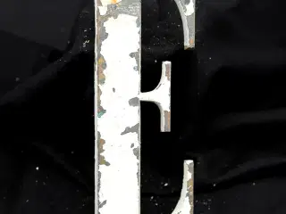 Messing facadebogstav “E” – rå patina