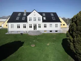 Herskabelig bolig med pragtfuld have og tæt på stranden, Hundested, Frederiksborg