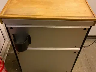 Gasblus. Håndvask med vandpumpe. Gasblus m. flaske