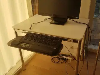 skrivebord / computerbord gives væk