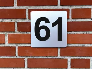 Skilte med husnummer i 2 mm aluminium.