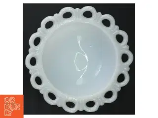 Hvid opalglas fad m. dekorative kanter (str. 17 cm)