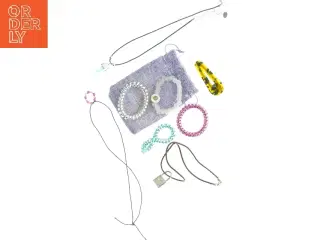 Smykkesæt med forskellige accessoires (str. 11 x 8 cm)