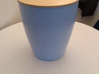 Bord/beholder med låg